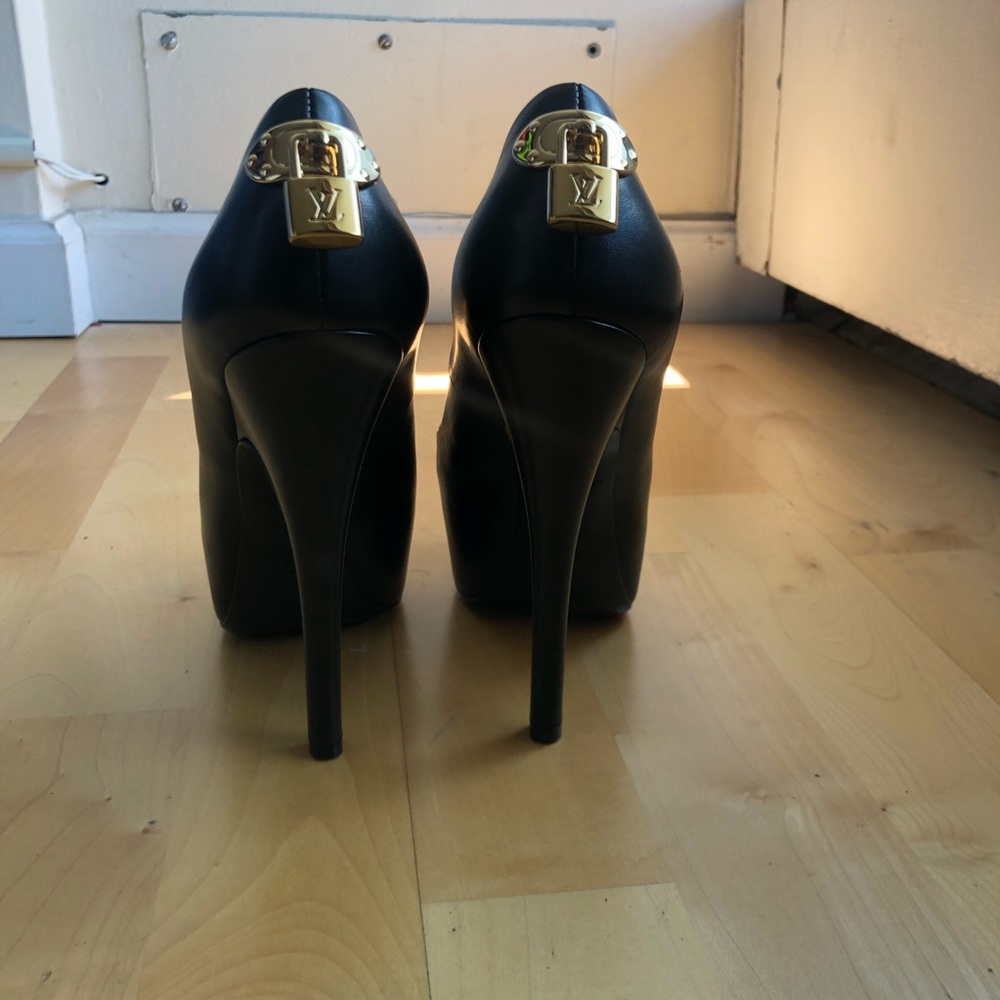 LV Black Gold Patent Leather Peep-Toe Pumps - Picture 4 of 5